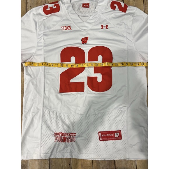 Wisconsin Badgers #23 Jonathan Taylor White Under Armour Replica Jersey sz XL - Picture 5 of 8